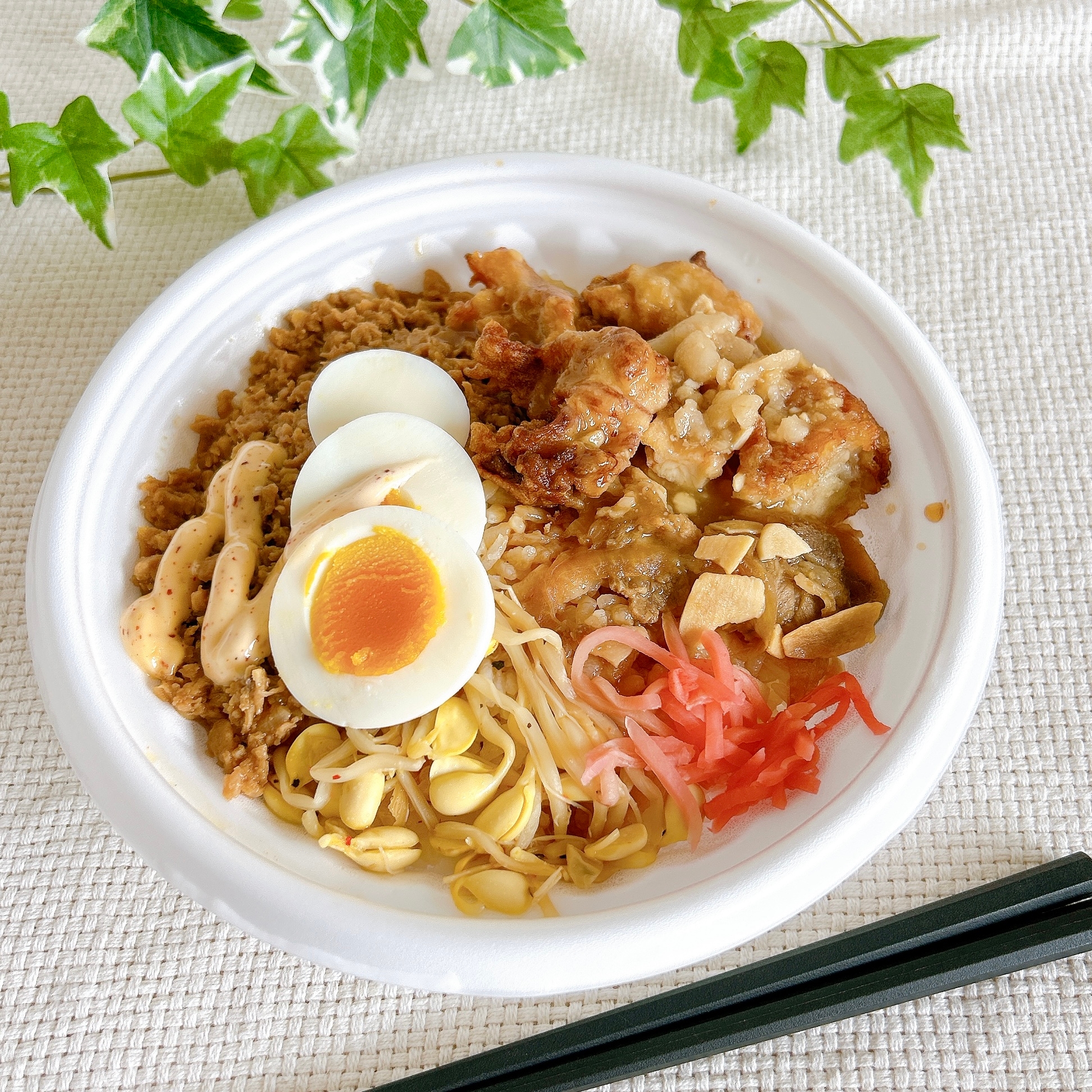 FamilyMart(ファミリーマート)の「【月見背徳メシ】ニンニク背脂が決め手のから揚げ&豚焼肉月見丼」