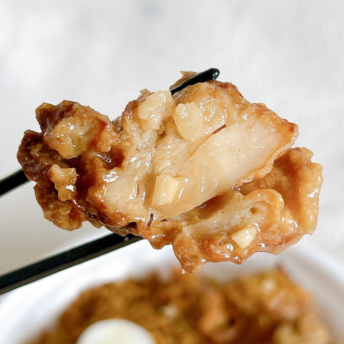 FamilyMart(ファミリーマート)の「【月見背徳メシ】ニンニク背脂が決め手のから揚げ&豚焼肉月見丼」