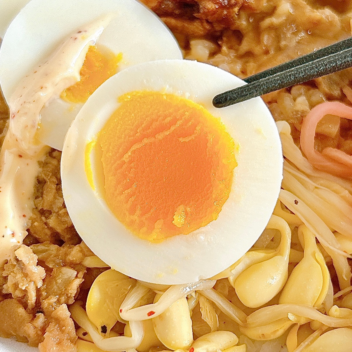 FamilyMart(ファミリーマート)の「【月見背徳メシ】ニンニク背脂が決め手のから揚げ&豚焼肉月見丼」