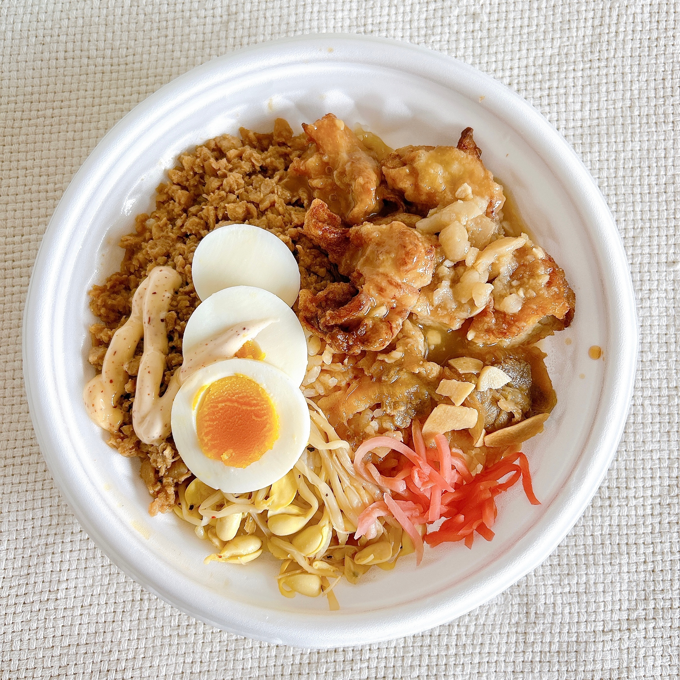 FamilyMart(ファミリーマート)の「【月見背徳メシ】ニンニク背脂が決め手のから揚げ&豚焼肉月見丼」