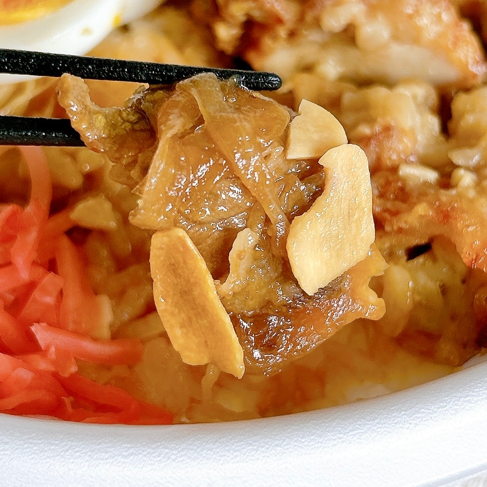 FamilyMart(ファミリーマート)の「【月見背徳メシ】ニンニク背脂が決め手のから揚げ&豚焼肉月見丼」
