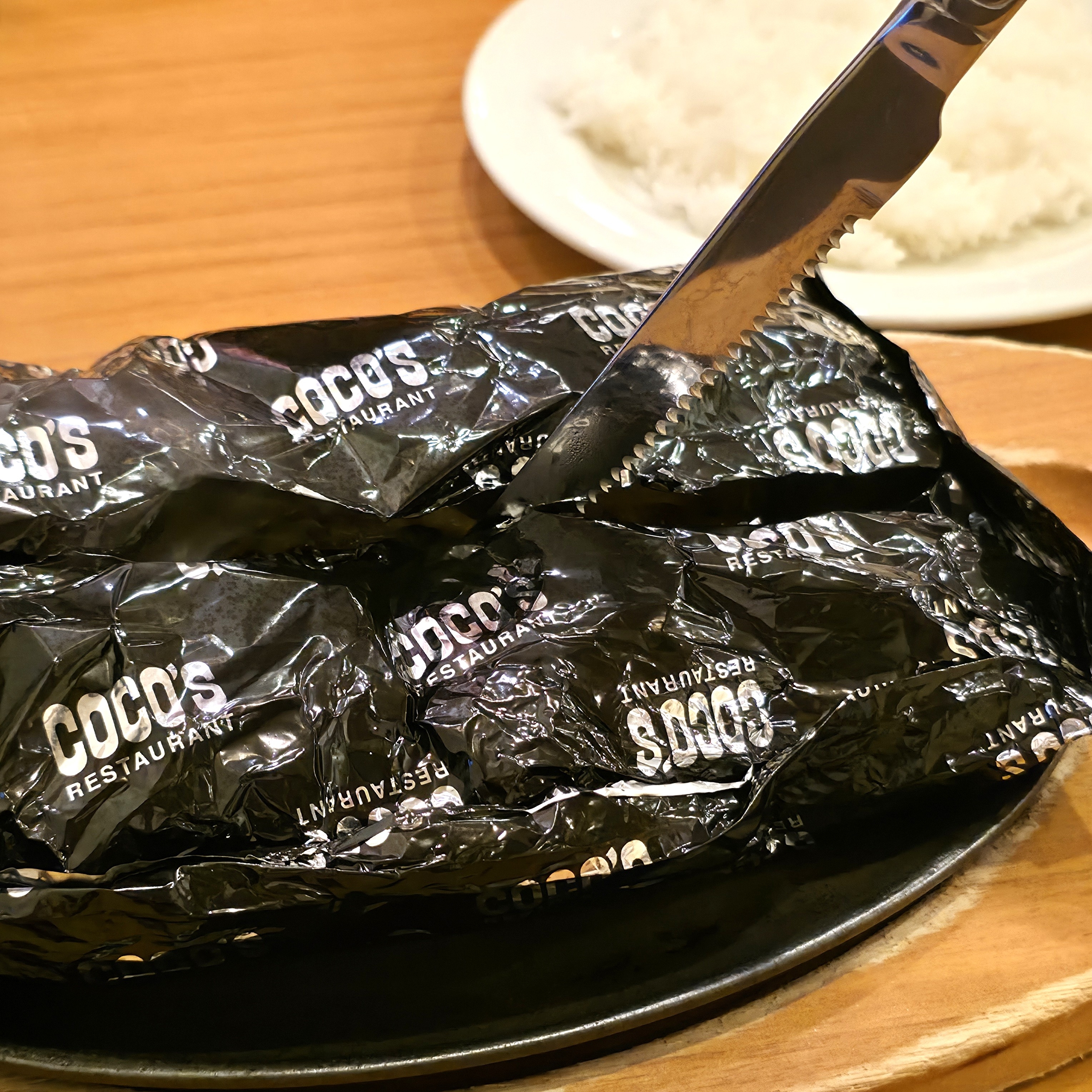 COCO&#x27;S（ココス）「きのこと燻製ベーコンのクリーム包み焼きハンバーグ ライスorパン付き」