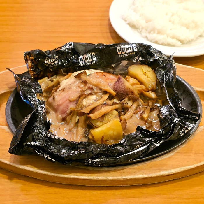 COCO&#x27;S（ココス）「きのこと燻製ベーコンのクリーム包み焼きハンバーグ ライスorパン付き」