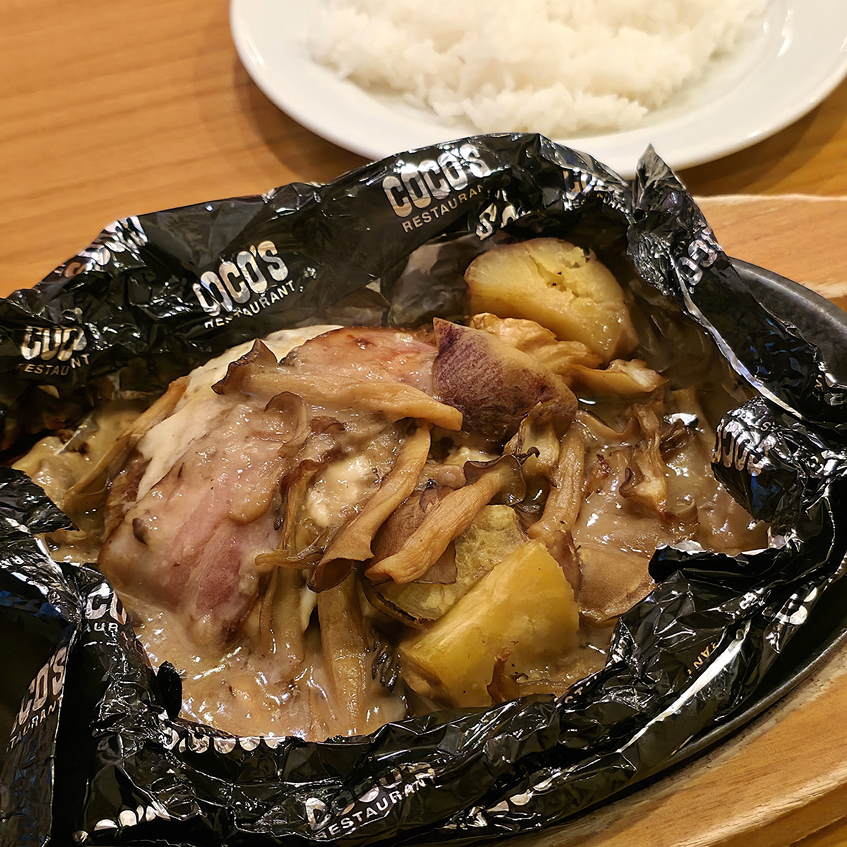 COCO&#x27;S（ココス）「きのこと燻製ベーコンのクリーム包み焼きハンバーグ ライスorパン付き」