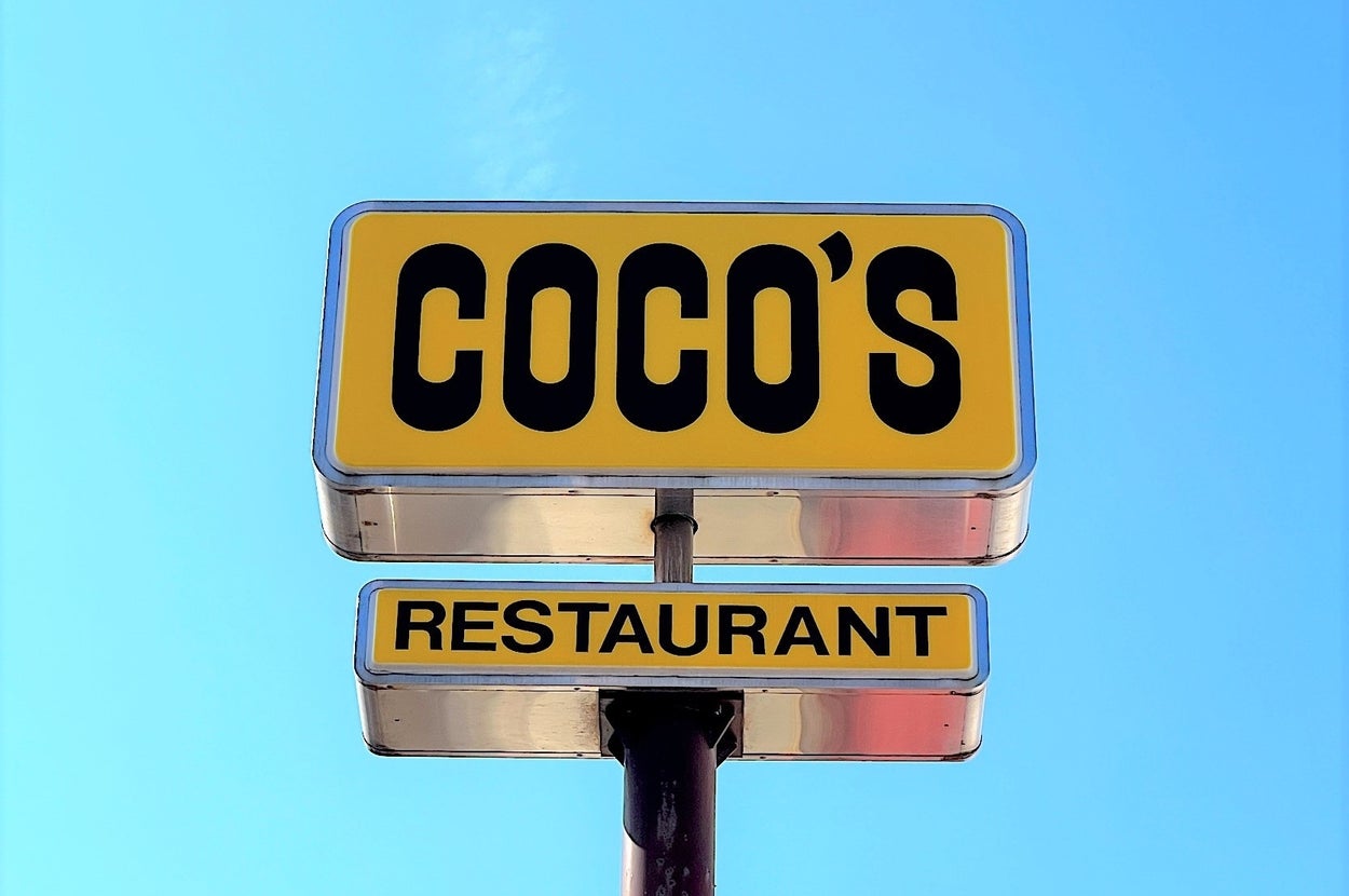 青空背景に「COCO'S RESTAURANT」の看板が表示されている。