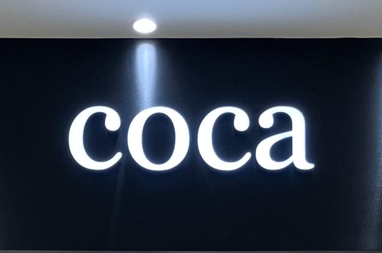 店の看板に「coca」と書かれている。