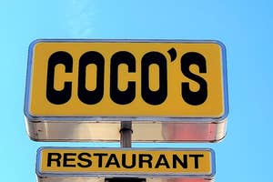 看板に「COCO'S RESTAURANT」と書かれている。青空を背景にしている。