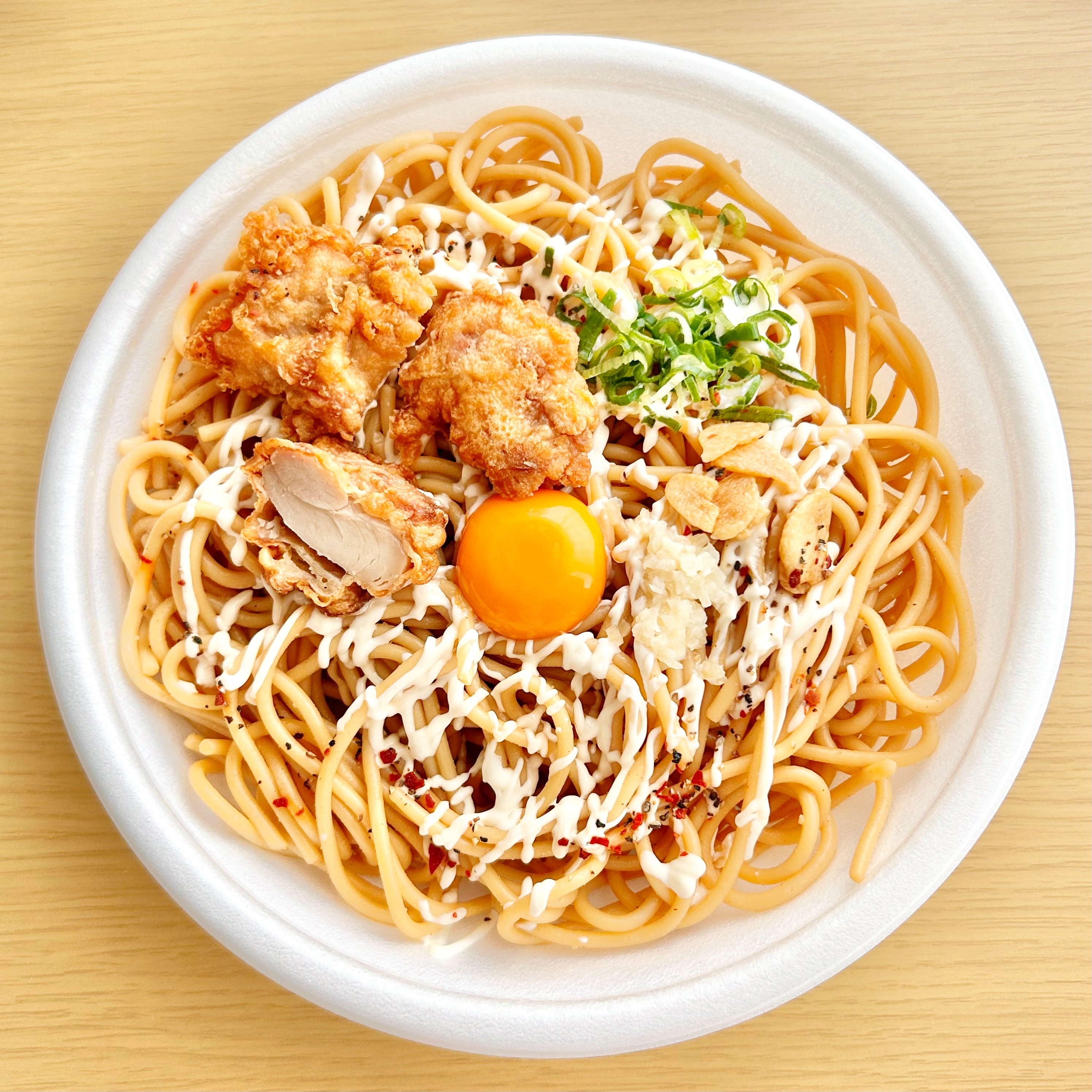 FamilyMart(ファミリーマート)の「【月見背徳メシ】大盛 太麺! 月見唐揚げにんにくマヨパスタ」