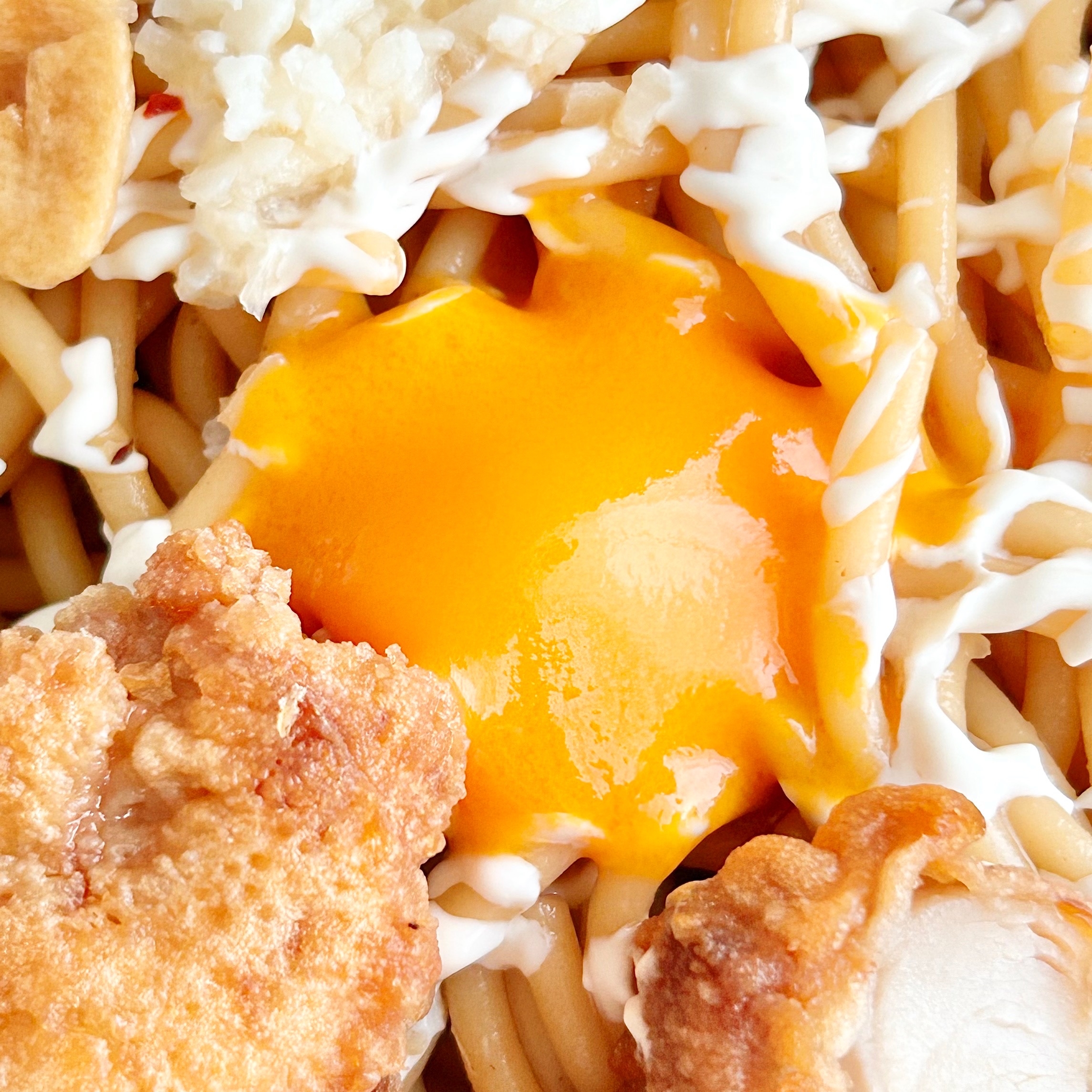FamilyMart(ファミリーマート)の「【月見背徳メシ】大盛 太麺! 月見唐揚げにんにくマヨパスタ」