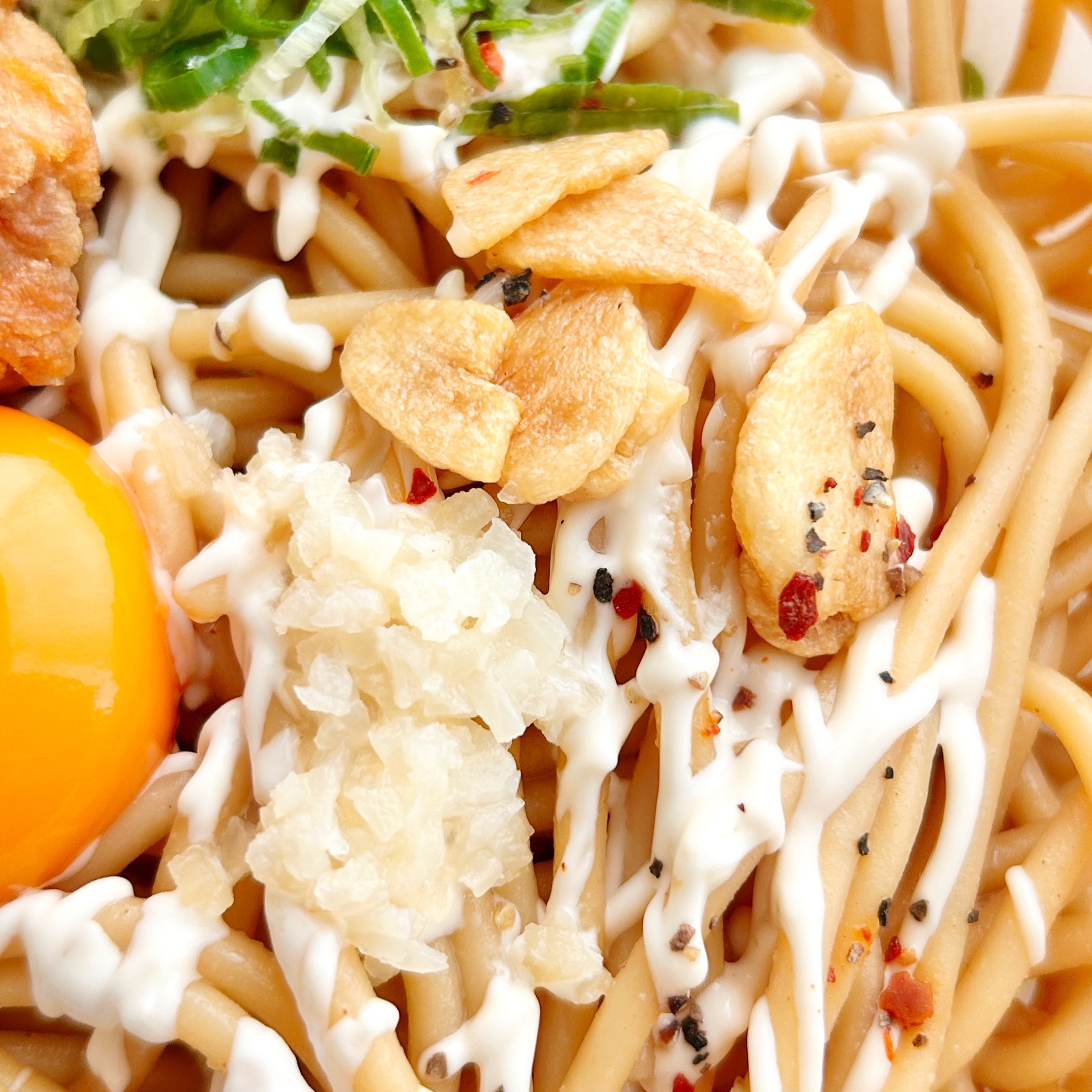 FamilyMart(ファミリーマート)の「【月見背徳メシ】大盛 太麺! 月見唐揚げにんにくマヨパスタ」