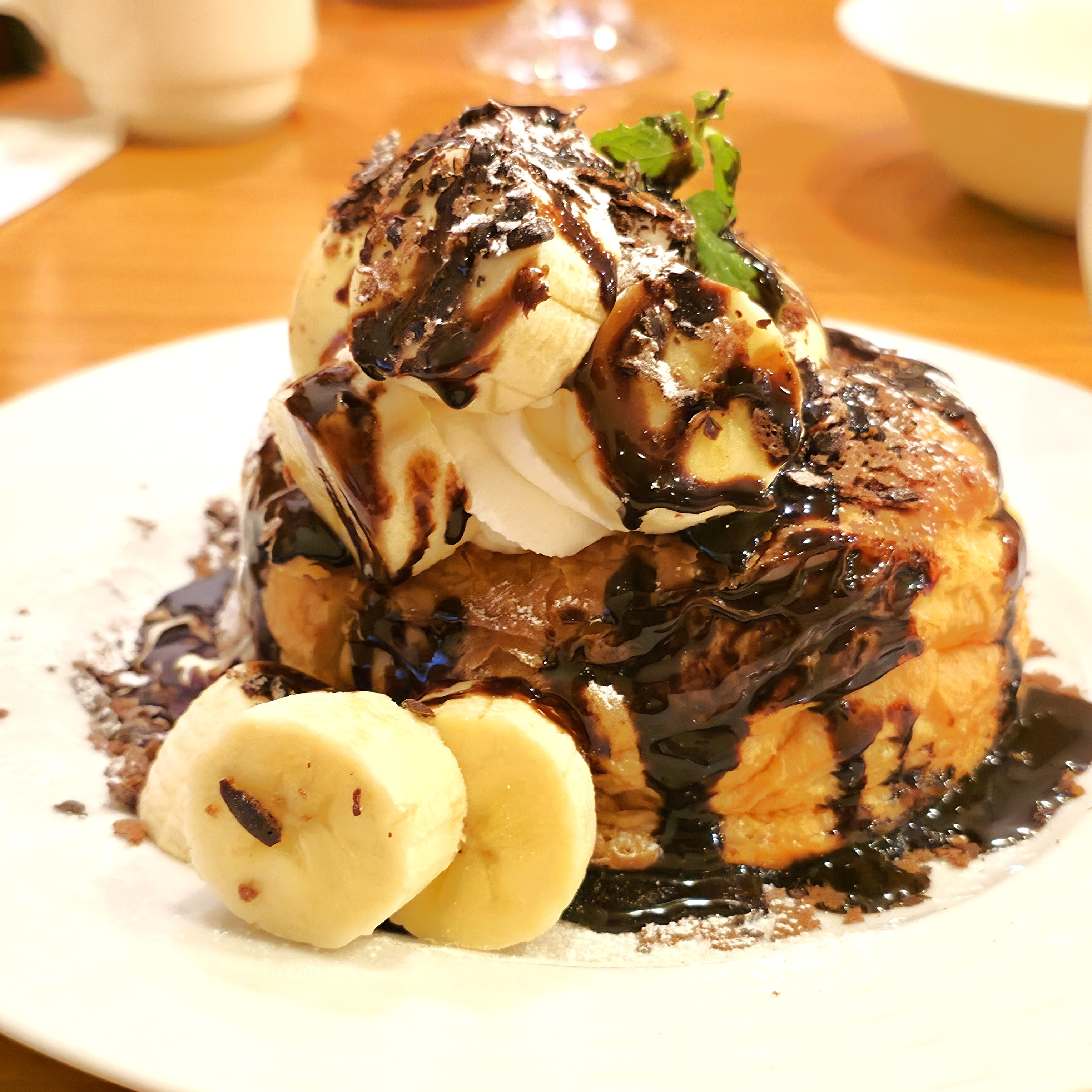 これもうコメダじゃん…！ココスの「トッピング鬼盛りスイーツ」背徳感