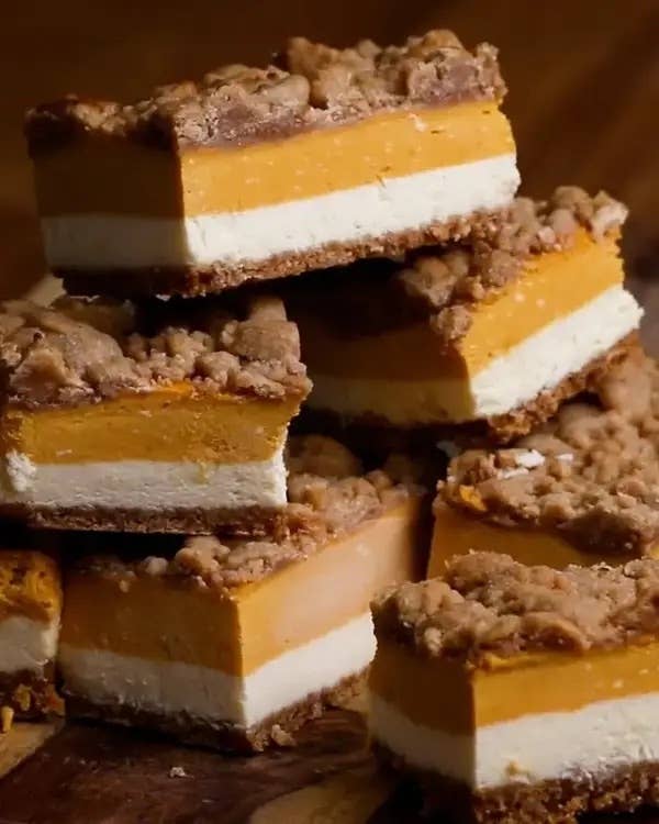 デザートバーの山、クリーム層にかぼちゃフィリングとクランブルが重なっています。