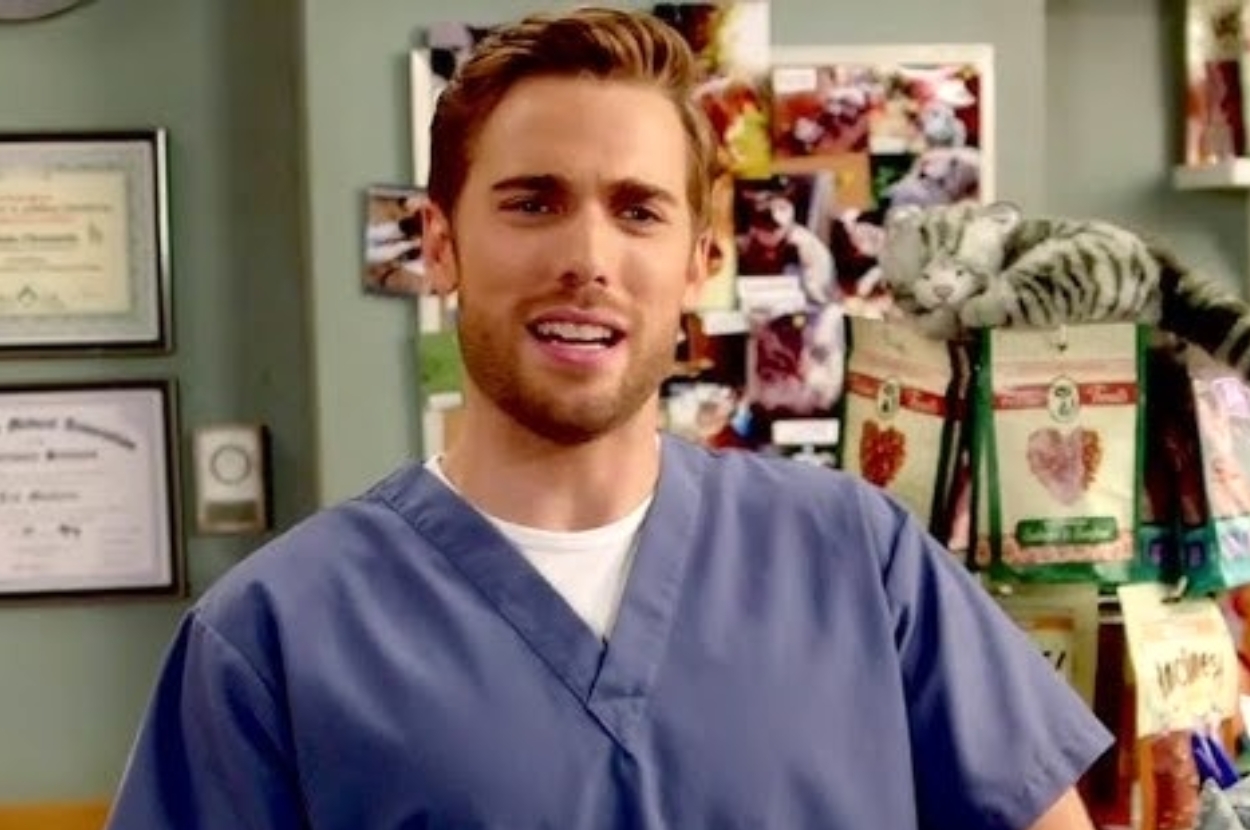 Dustin Milligan on "Schitt's Creek"