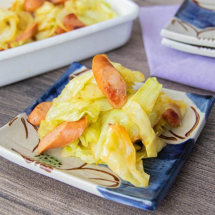 キャベツとウィンナーのカレー粉炒めが和風の皿に盛られている。