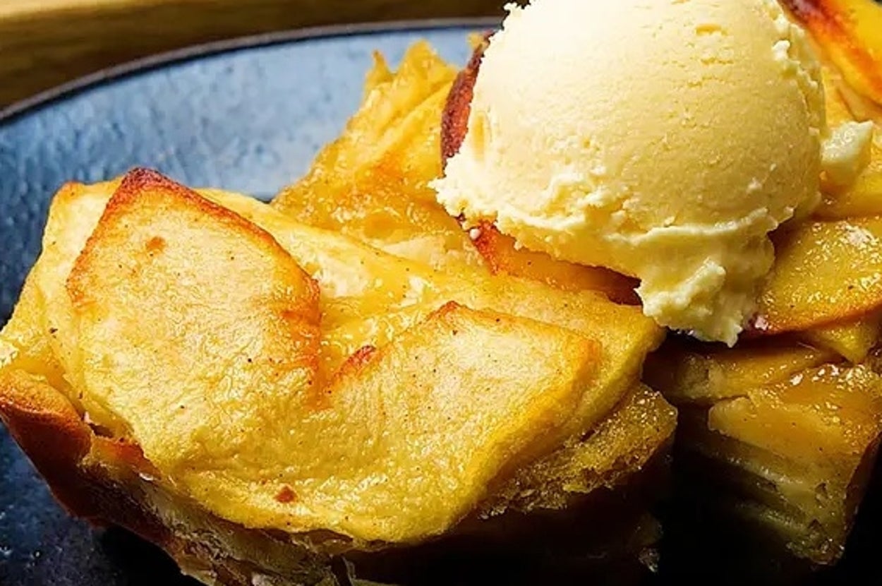スライスされたりんご入りパイの上にバニラアイスクリームがのったデザート。