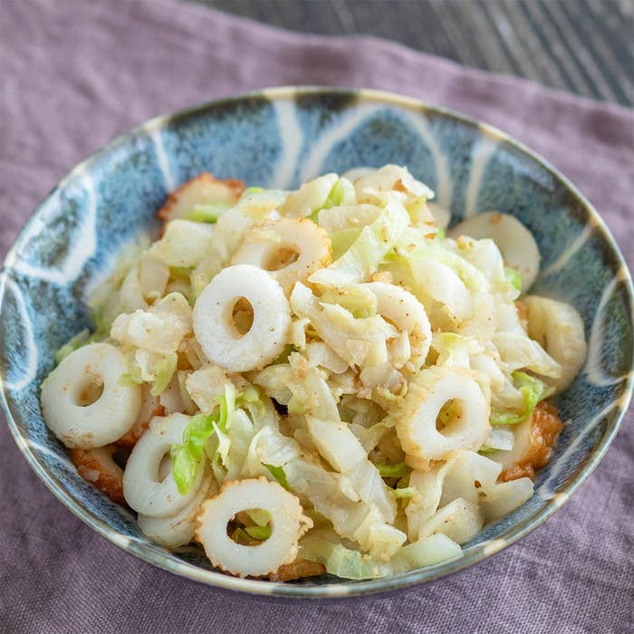 皿に盛られたキャベツとちくわの炒め物。