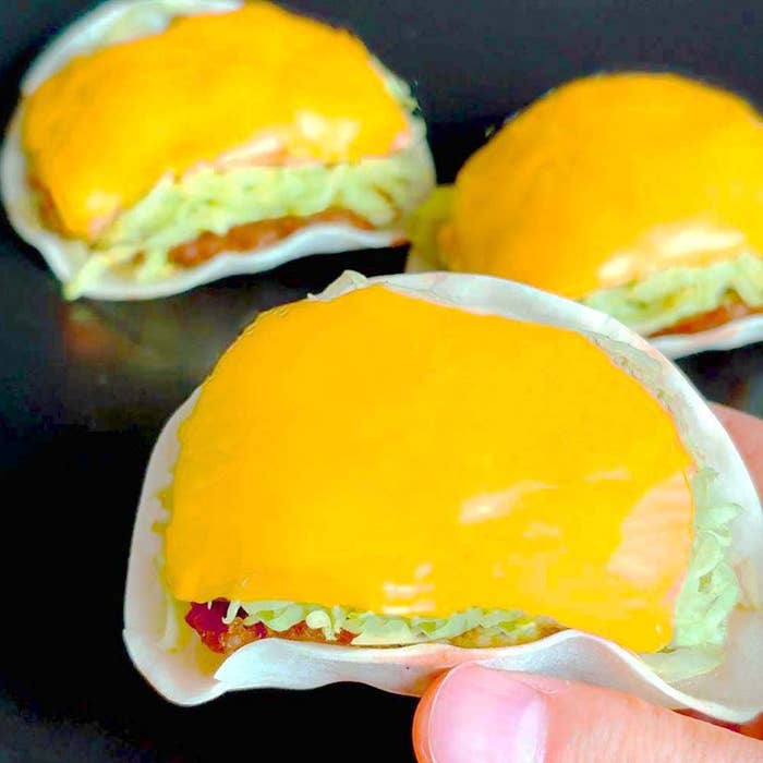 手で持ったチーズおつまみ。