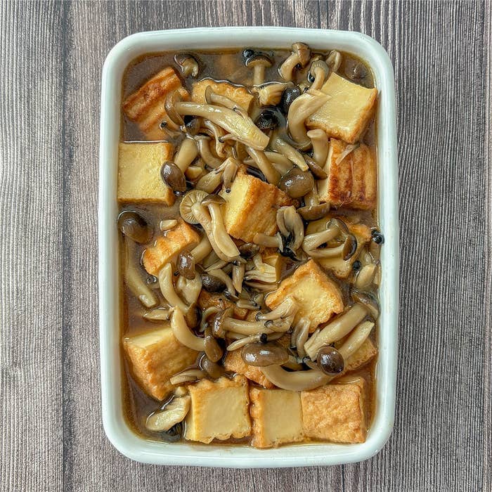 しめじと厚揚げの煮物が白い皿に盛り付けられた料理。