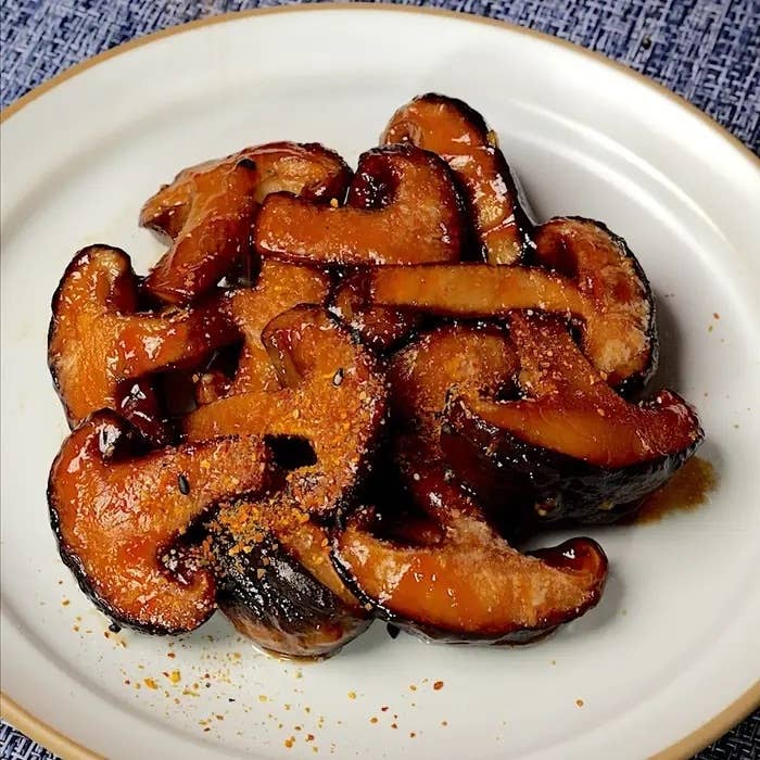 お皿に盛られた照り焼き味のシイタケ。シンプルで美味しそうな料理です。