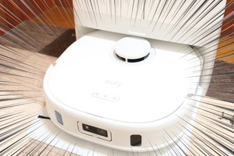自動掃除ロボットが充電ドックに戻っている様子。背景にアニメ風の効果線が描かれている。