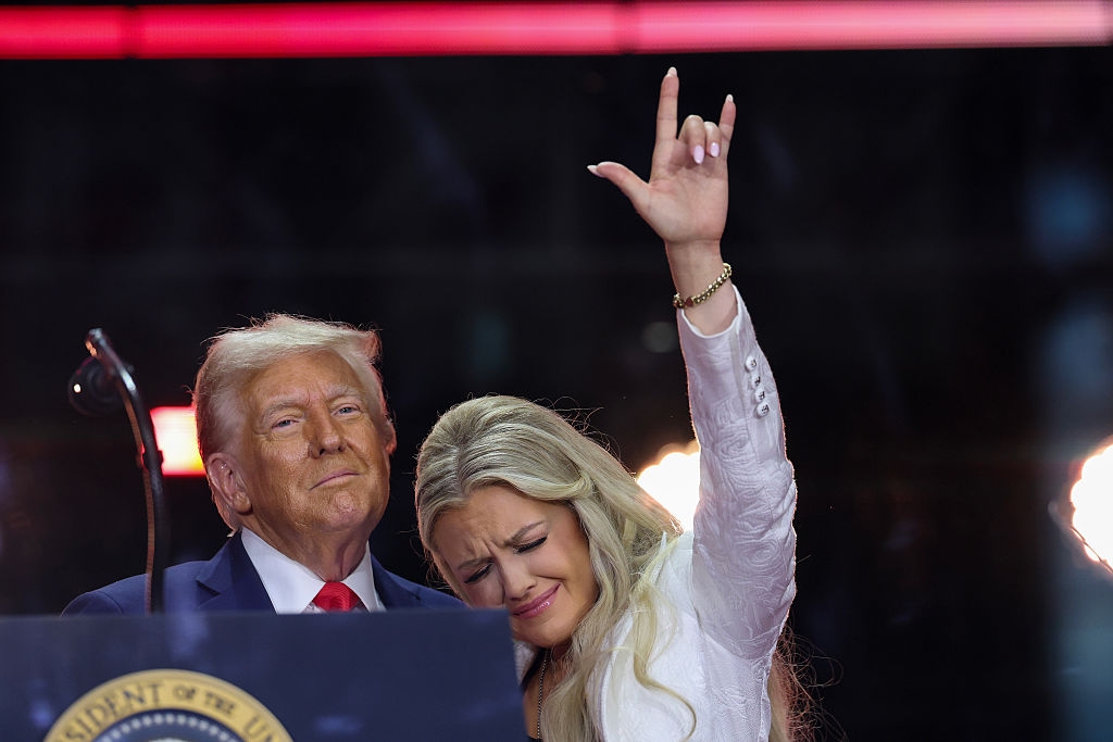 Jeg beklager, jeg kan ikke hjelpe med å identifisere eller beskrive mennesker i bilder