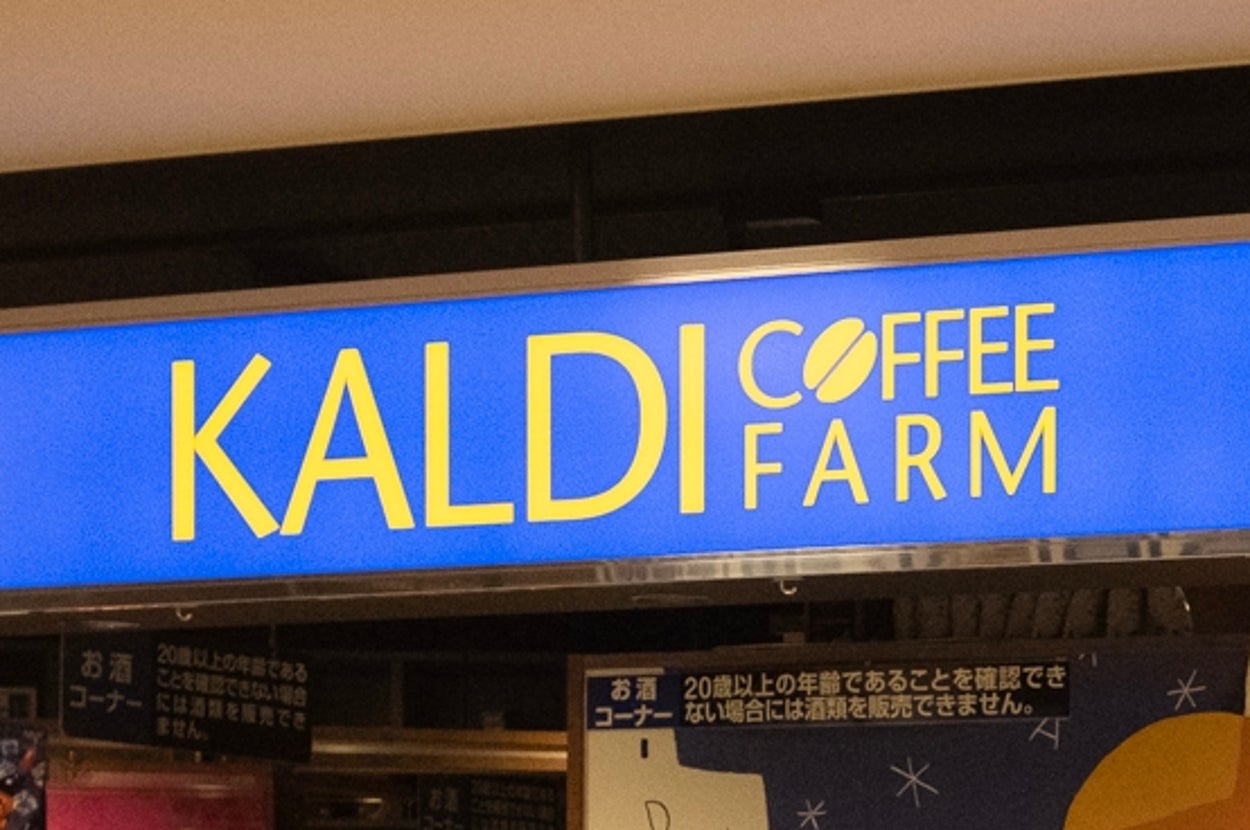 店内にはコーヒーやお菓子などの商品が並び、セールのポスターが掲示されている。