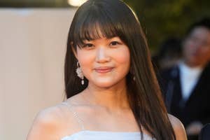 第36回東京国際映画祭のレッドカーペットを歩く早見沙織さん(東京都千代田区)2023年10月撮影、時事通信フォト