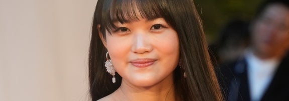 第36回東京国際映画祭のレッドカーペットを歩く早見沙織さん（東京都千代田区）2023年10月撮影、時事通信フォト