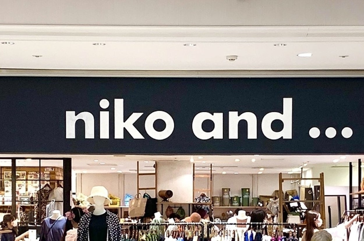 店内のロゴ看板に「niko and ...」と表示されている。店舗は生活雑貨を扱い、レイアウトが見える。
