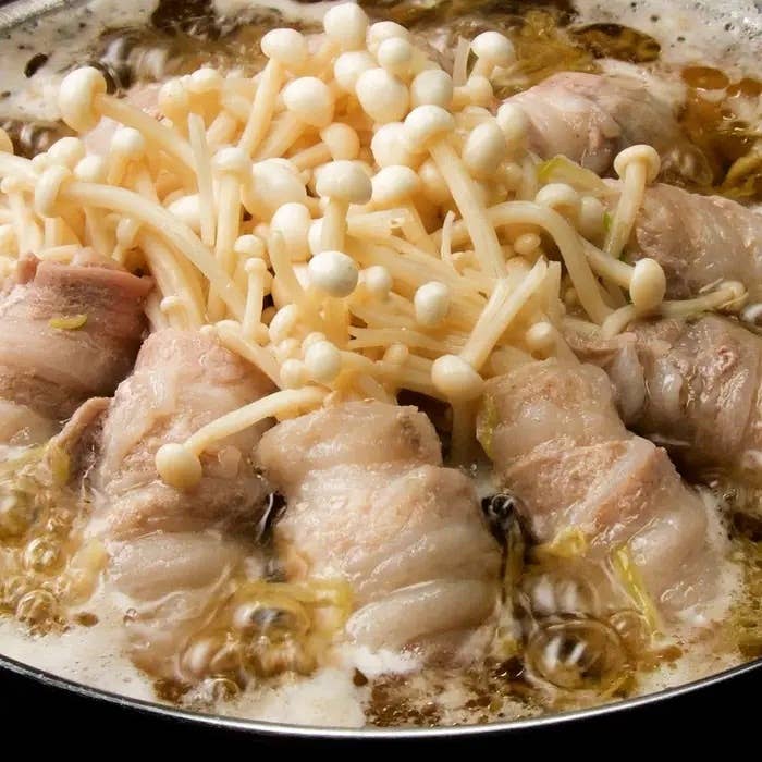 きのこと肉が煮込まれた料理のクローズアップ。ボリュームある盛り付けで美味しそうに見えます。