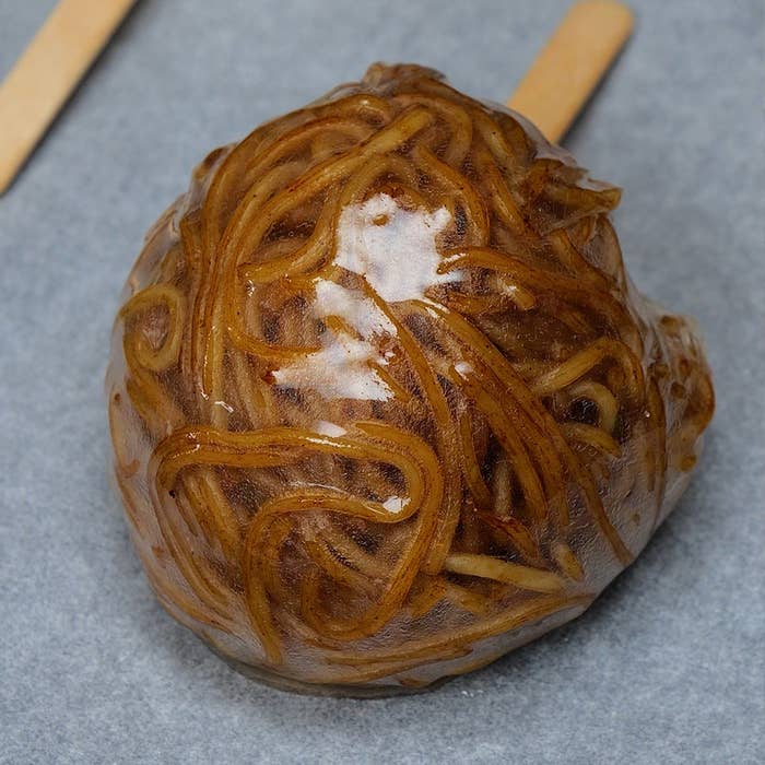 焼きそばが入ったライスペーパーが皿の上に置かれている。