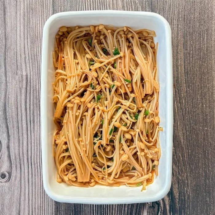 皿に盛られたエノキのサラダ。食欲をそそる鮮度が伝わる一品。