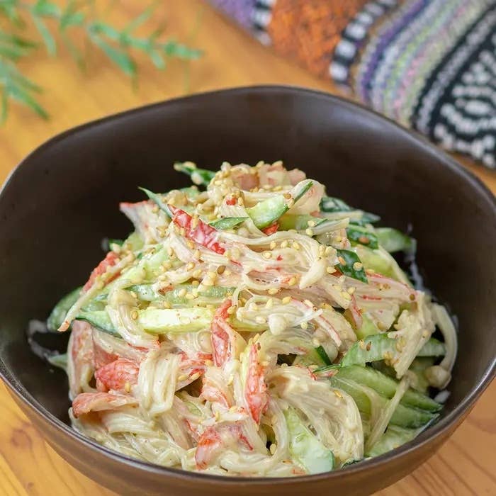 冷やし中華サラダ: キュウリとカニカマをマヨネーズ風ドレッシングで和えた料理。