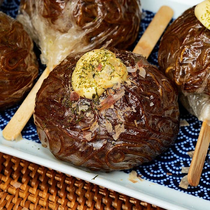 ライスペーパーを使った焼きそば風の料理が皿に盛られています。トッピングにマヨネーズと青のり、かつお節がのっています。