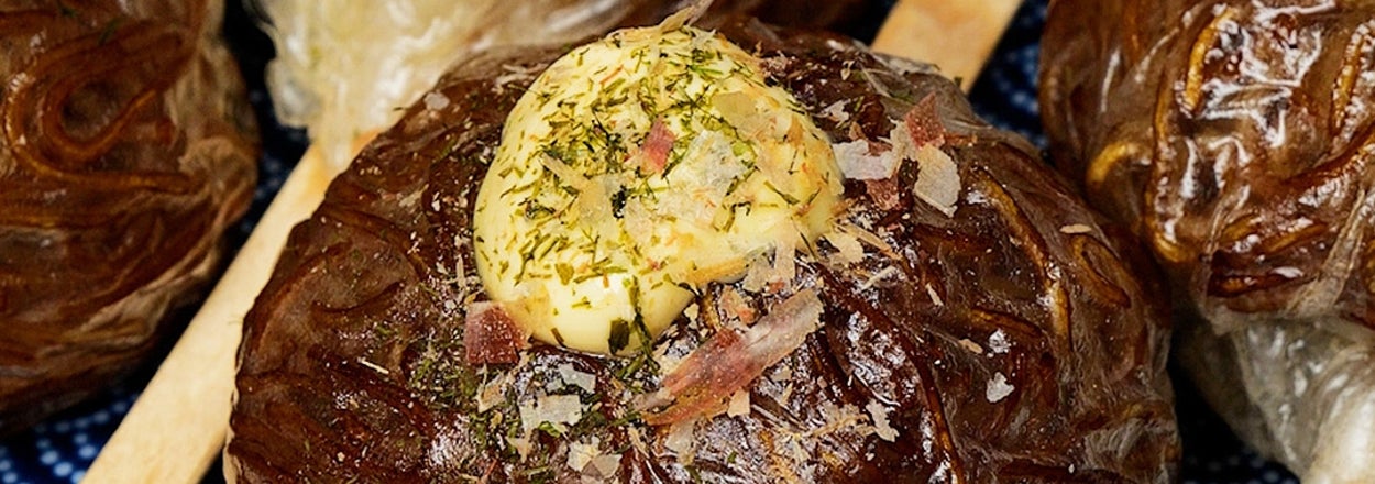 お皿に盛られた焼きおにぎり4個、上にマヨネーズと青のりが載っている。