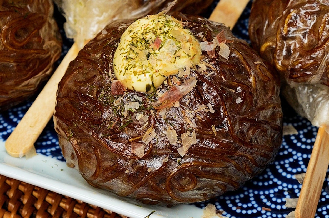 お皿に盛られた焼きおにぎり4個、上にマヨネーズと青のりが載っている。