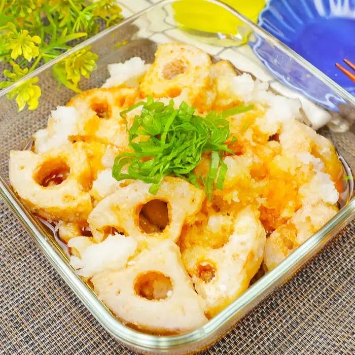 大根おろしかけのれんこん料理。ガラスの器に盛られ、大葉がトッピングされている。