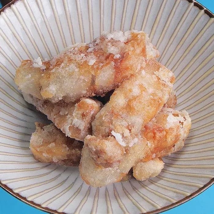 皿に盛られた複数の竜田揚げ。