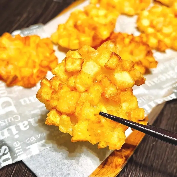 サクサクそうなれんこん料理。箸で持ち上げられている。