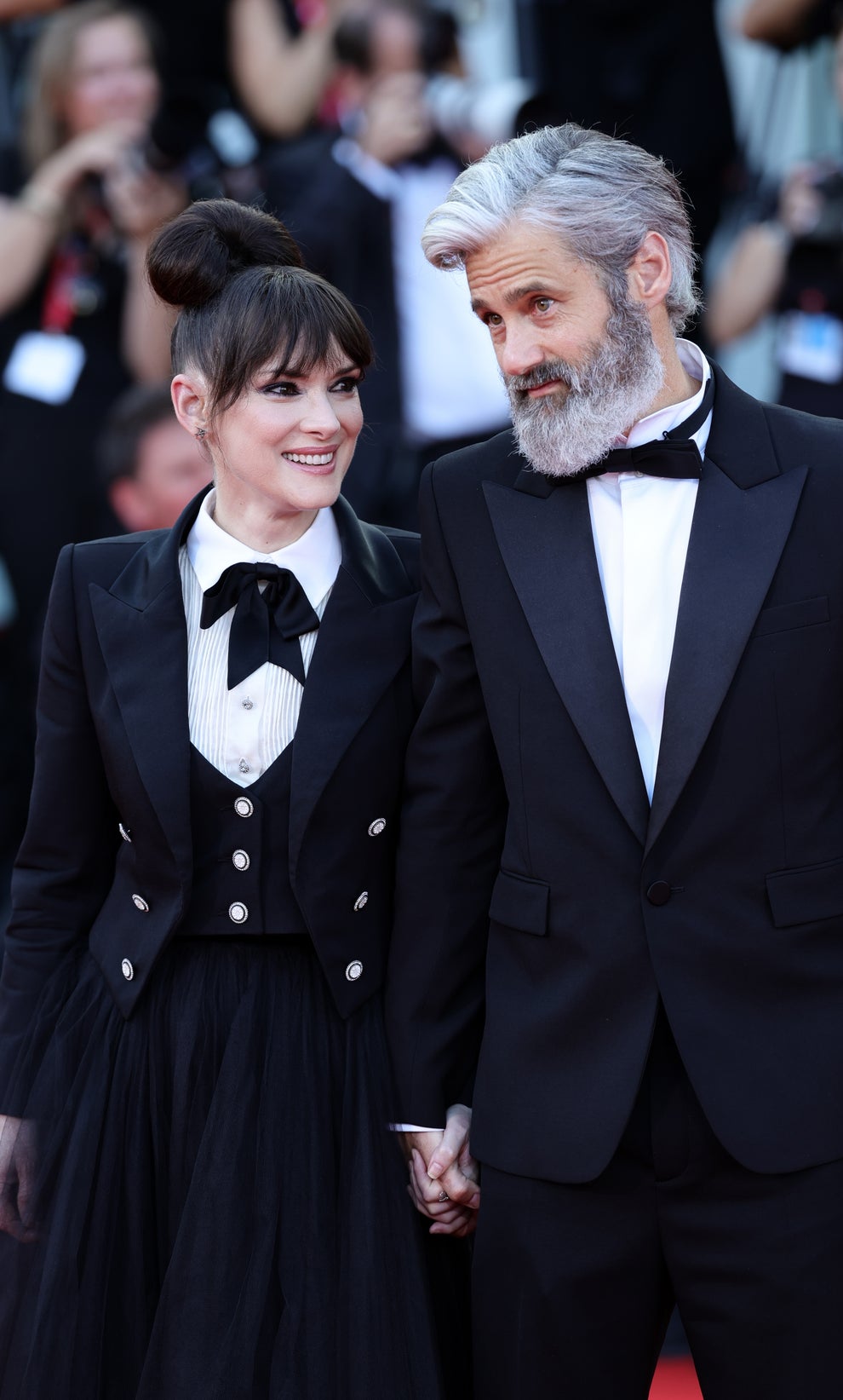 After A Viral Post About Goldie Hawn And Kurt Russell Sparked Interesting Marriage Discourse, Here Are More Unmarried Celeb Couples Who Have Been Together For A Long, Long Time 12 Winona Ryder and Scott Mackinlay Hahn on a red carpet