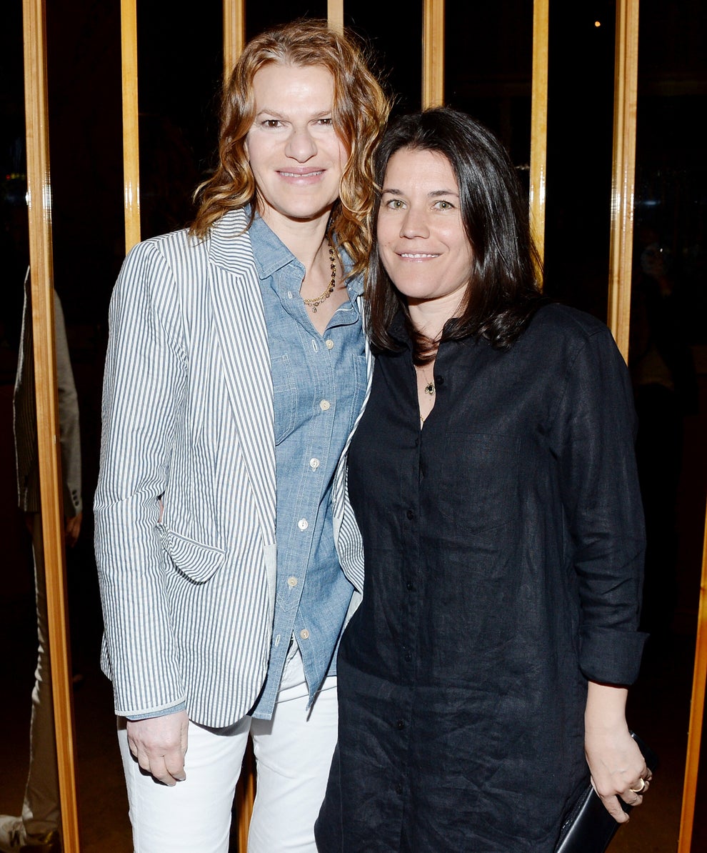 After A Viral Post About Goldie Hawn And Kurt Russell Sparked Interesting Marriage Discourse, Here Are More Unmarried Celeb Couples Who Have Been Together For A Long, Long Time 36 Sandra Bernhard and Sara Switzer