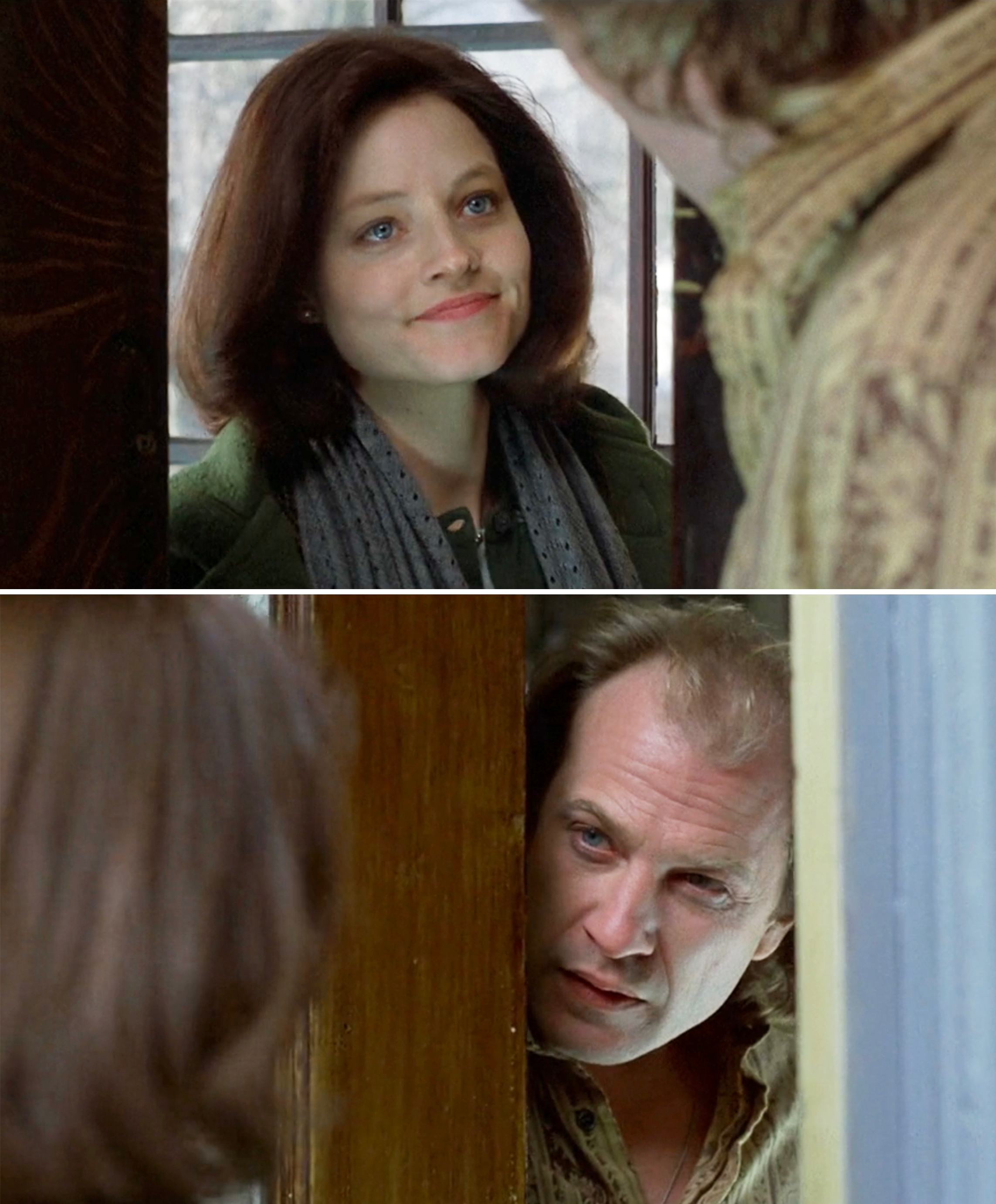 Due personaggi interagiscono attraverso una porta in una scena di un film. Uno guarda fuori con un'espressione neutra, mentre l'altro sorride dolcemente