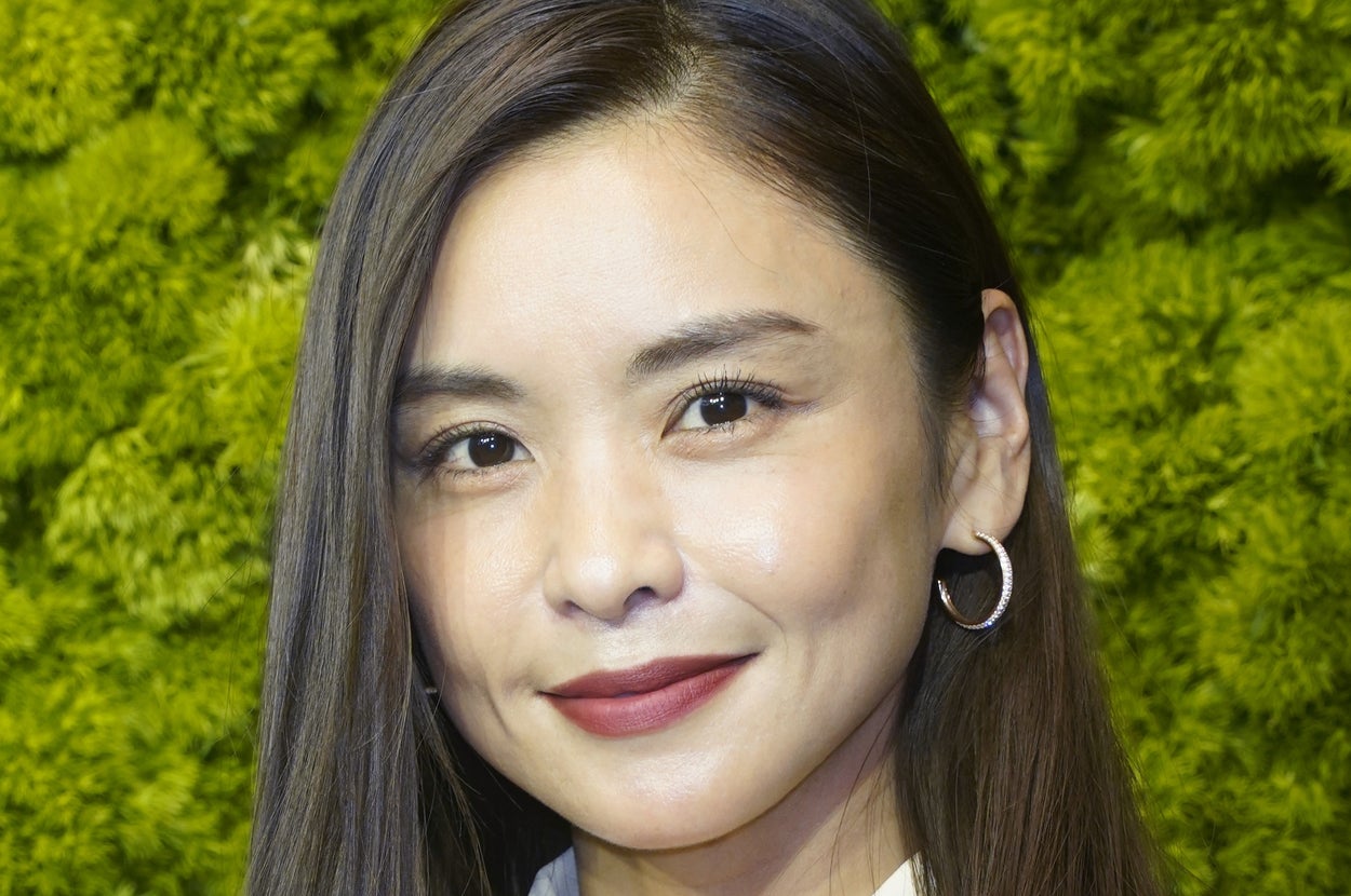 申し訳ありませんが、画像の人物が誰かを特定することはできません。この画像には、開襟シャツを着た人が映っています。