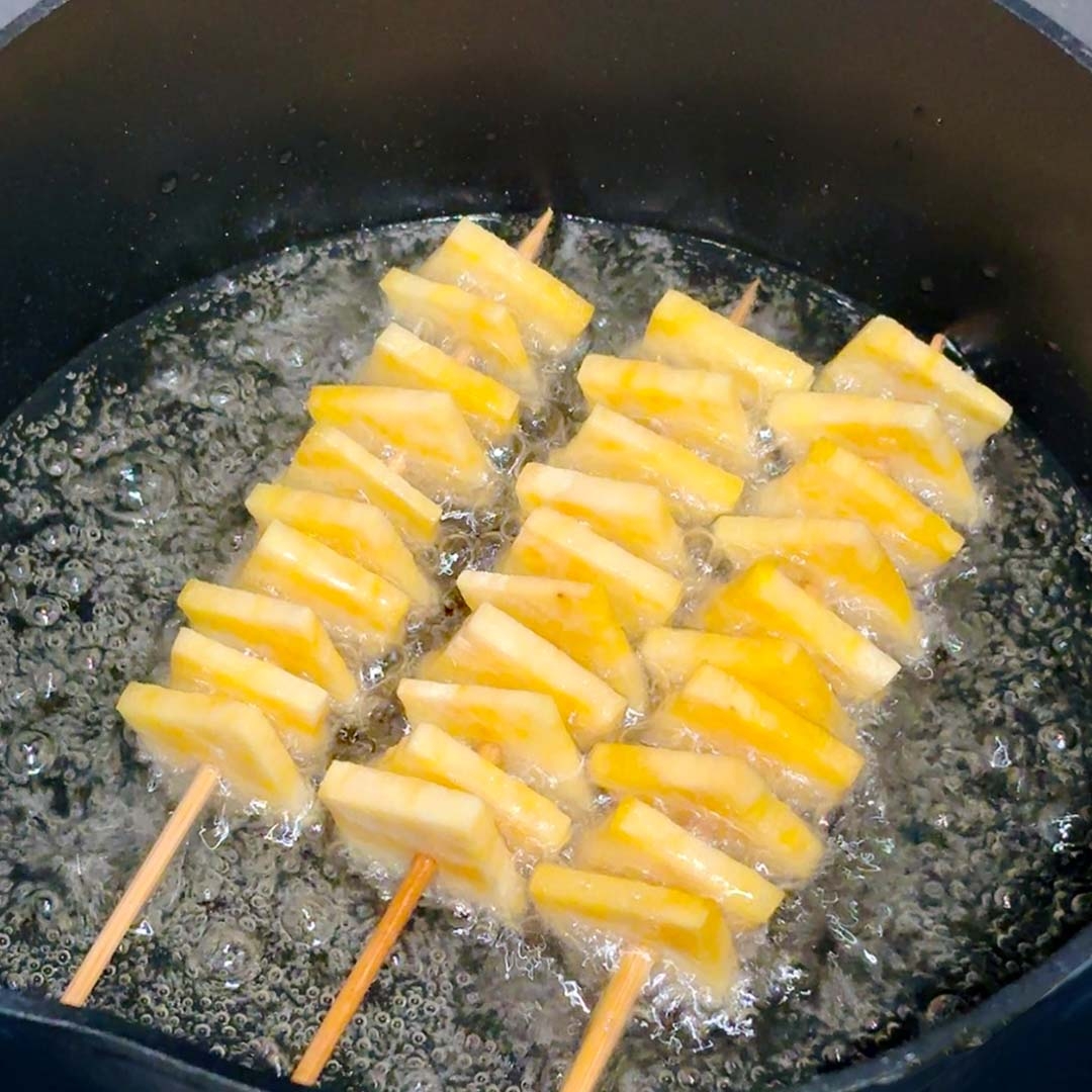 熱い油で揚げられている。
