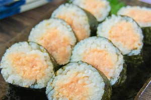お皿に並べられた明太マヨのり巻き。のりに巻かれたご飯の中央に明太子とマヨネーズを混ぜたものが詰められている。