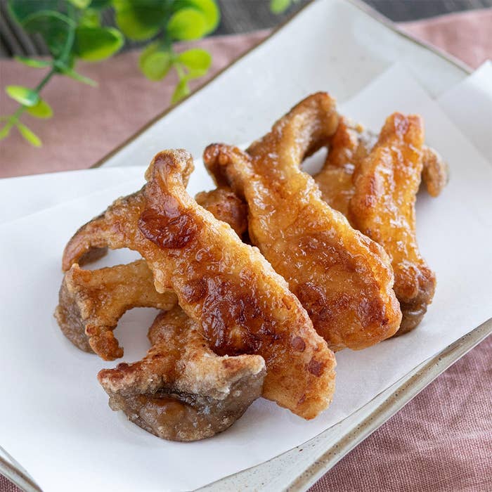 皿に盛られた数枚の揚げたキノコ料理が紙の上に置かれている。