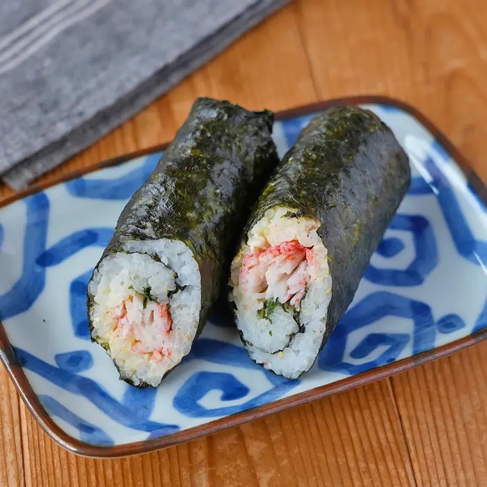 お皿に盛られたカニマヨのり巻き。