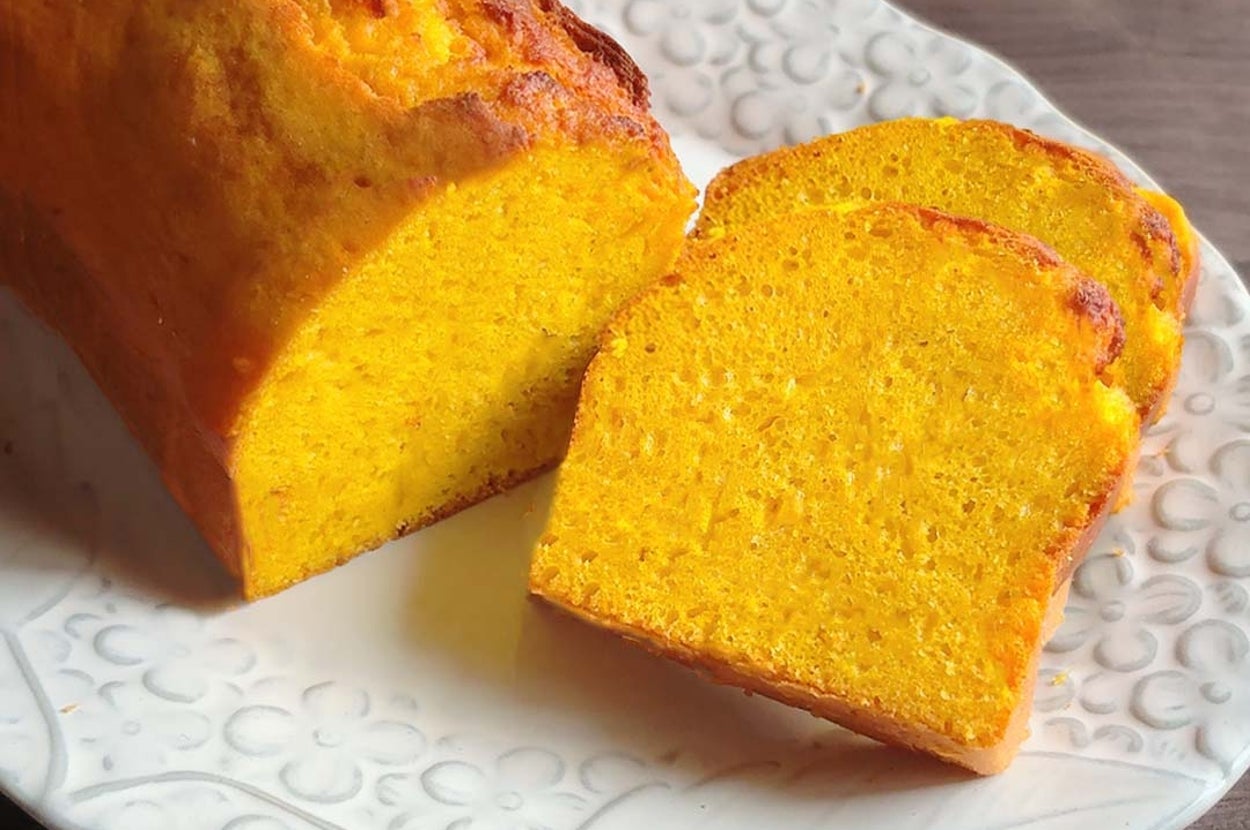 お皿にのったカットされた焼き立てのパン。