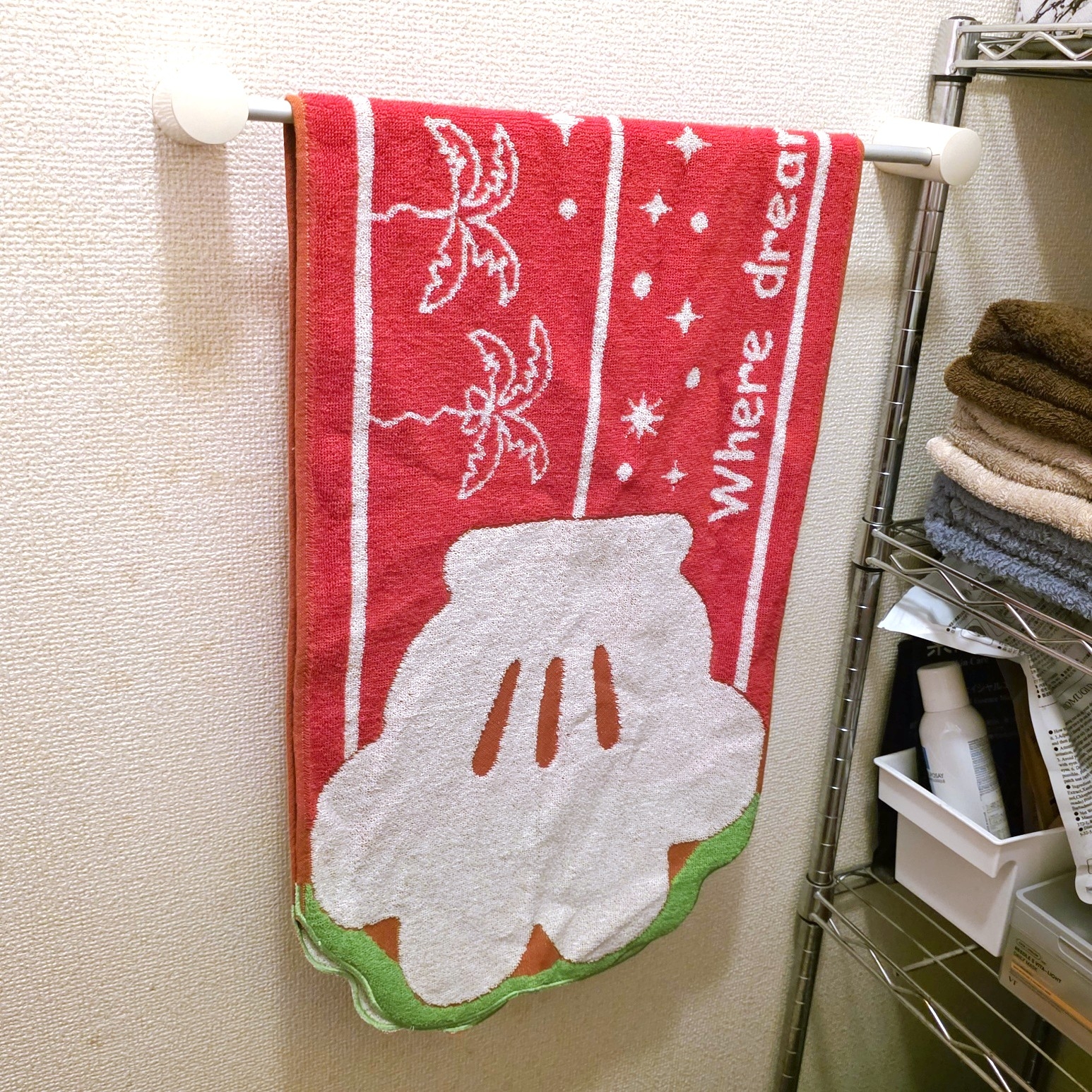 まるでミッキーにハグされてるみたい！ディズニーランドで買った