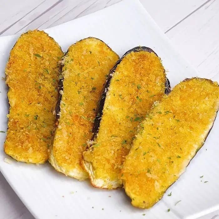プレートに並んだ焼きナスのパン粉焼き。パセリが振りかけられている。